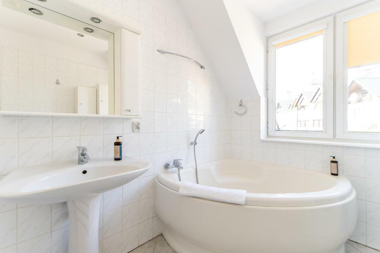 3-Bedroom Apartment Plac Neptuna By Noclegi Renters Miedzyzdroje Exteriör bild